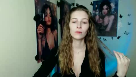 Snapshot of stranger_giirl chatting on 11-17-25, 01:06 Amalia online show from 11-17-25, 01:06