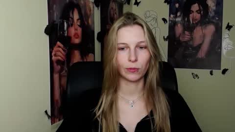 Snapshot of stranger_giirl chatting on 04-23-26, 12:40 Amalia online show from 04-23-26, 12:40