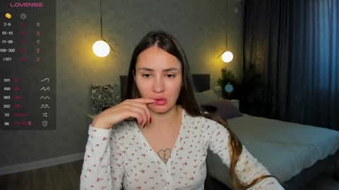 Snapshot of straw_juice chatting on 06-16-26, 05:10 Laura online show from 06-16-26, 05:10
