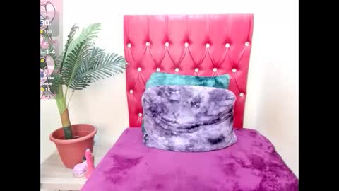 Snapshot of strawberry_lipz chatting on 09-29-25, 04:28 strawberry_lipz online show from 09-29-25, 04:28