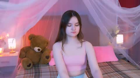Snapshot of strawbunnybite chatting on 06-07-26, 02:43 Bunny online show from 06-07-26, 02:43