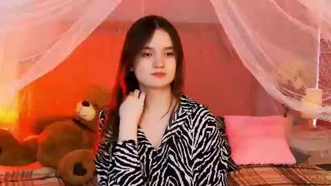Snapshot of strawbunnybite chatting on 06-19-26, 02:43 Bunny online show from 06-19-26, 02:43