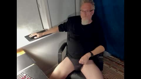 Snapshot of strip_m chatting on 12-19-25, 07:10 strip_m online show from 12-19-25, 07:10