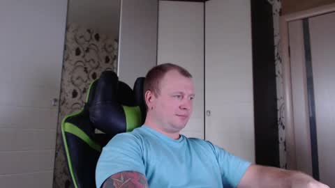 Snapshot of strongass18 chatting on 01-14-25, 11:42 Alex online show from 01-14-25, 11:42