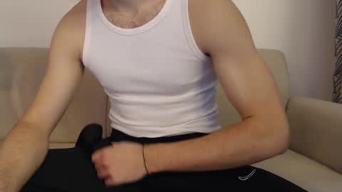 Snapshot of studfromparis chatting on 02-18-25, 02:49 Stud From Paris online show from 02-18-25, 02:49