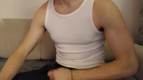 Snapshot of studfromparis chatting on 03-08-26, 05:39 Stud From Paris online show from 03-08-26, 05:39