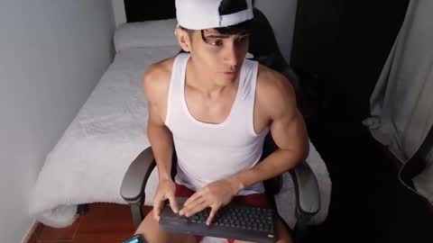 Snapshot of stylish_men chatting on 10-13-25, 02:06 stylish men online show from 10-13-25, 02:06