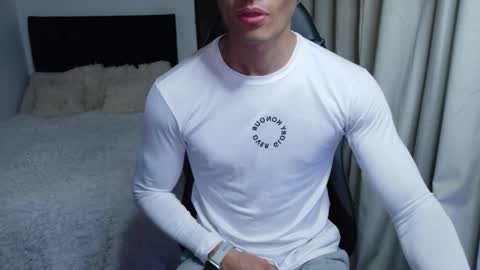 stylish man online show from 05-17-26, 09:22