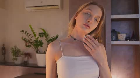 Snapshot of suannedoriean chatting on 05-30-26, 04:31 Mure online show from 05-30-26, 04:31