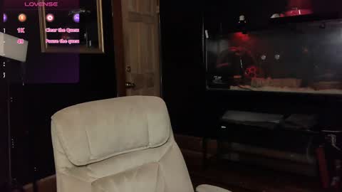 Snapshot of suburban_sickness chatting on 01-15-25, 05:15 Polly online show from 01-15-25, 05:15