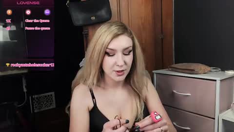 Snapshot of suburban_sickness chatting on 03-10-25, 03:20 Polly online show from 03-10-25, 03:20