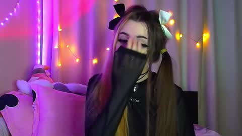 Snapshot of suemeow chatting on 02-16-25, 05:37 Sue online show from 02-16-25, 05:37