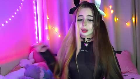 Snapshot of suemeow chatting on 02-16-25, 10:43 Sue online show from 02-16-25, 10:43