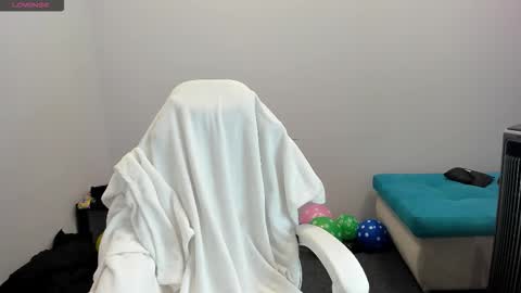 Ariana online show from 10-18-25, 01:08