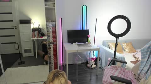 Snapshot of sugar_rainbow chatting on 01-18-25, 11:00 Kinga online show from 01-18-25, 11:00