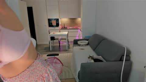 Snapshot of sugar_rainbow chatting on 11-28-25, 05:10 Kinga online show from 11-28-25, 05:10