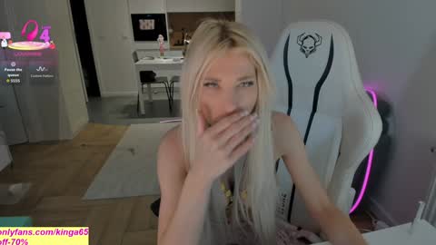 Snapshot of sugar_rainbow chatting on 11-29-25, 05:32 Kinga online show from 11-29-25, 05:32