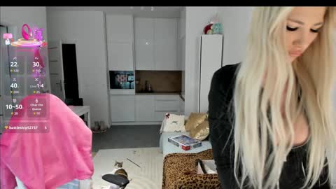 Snapshot of sugar_rainbow chatting on 12-18-25, 04:29 Kinga online show from 12-18-25, 04:29