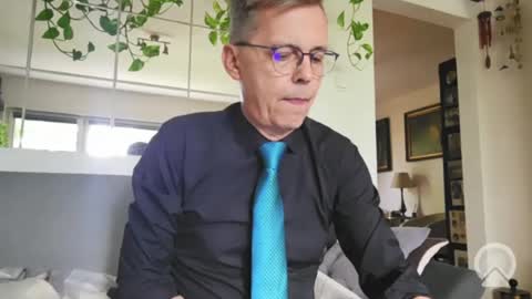Snapshot of suit_elegant chatting on 07-20-26, 02:30 Suit tie horny online show from 07-20-26, 02:30