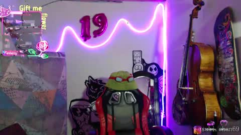 Snapshot of sukichan_ chatting on 09-08-25, 03:22 Sukylee online show from 09-08-25, 03:22