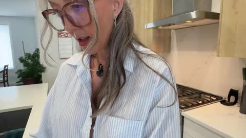Snapshot of sunnie_dayz chatting on 05-05-26, 07:00 Hi Im Sunnie - Next show Friday August 1 online show from 05-05-26, 07:00