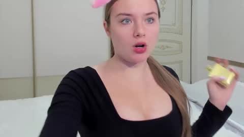 Snapshot of sunny_love__ chatting on 12-22-25, 06:43 Vanessa online show from 12-22-25, 06:43