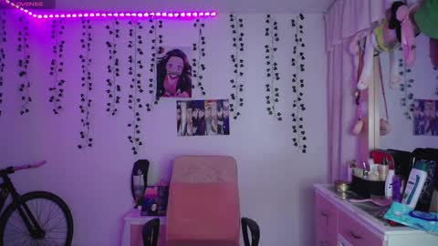 Snapshot of sunset_pienk chatting on 09-25-25, 05:00 Sunset online show from 09-25-25, 05:00