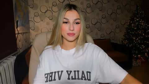 Snapshot of sunsetwithava chatting on 12-18-25, 04:35 sunsetwithava online show from 12-18-25, 04:35