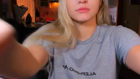 Snapshot of sunsetwithava chatting on 02-20-26, 05:04 sunsetwithava online show from 02-20-26, 05:04