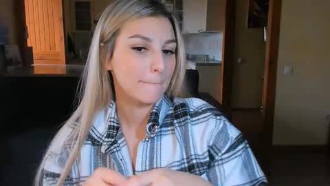 Snapshot of sunsetwithava chatting on 02-24-26, 01:09 sunsetwithava online show from 02-24-26, 01:09