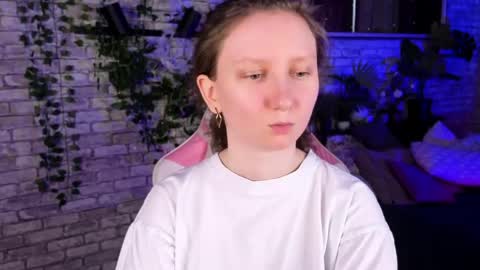 Snapshot of sunshine_blaze chatting on 05-19-26, 01:39 Alice online show from 05-19-26, 01:39