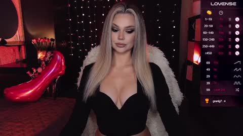 Snapshot of sunshine_vibes chatting on 01-04-25, 02:25 Mistress Molly online show from 01-04-25, 02:25