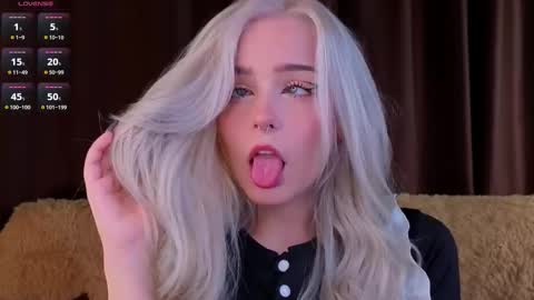 Snapshot of sunshinegirlx chatting on 11-25-25, 04:12 Alice online show from 11-25-25, 04:12