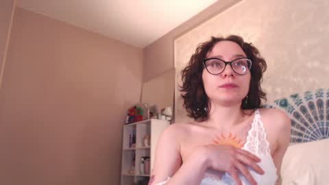 Snapshot of sunshinehella chatting on 02-06-25, 06:35 Hella online show from 02-06-25, 06:35