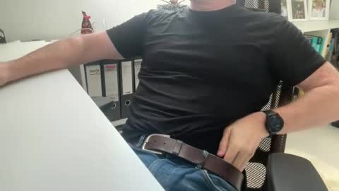 Snapshot of surfstar81 chatting on 10-30-25, 09:00 surfstar81 online show from 10-30-25, 09:00