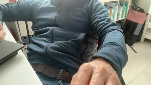 Snapshot of surfstar81 chatting on 10-31-25, 11:22 surfstar81 online show from 10-31-25, 11:22