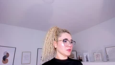 Snapshot of susan_blond chatting on 07-28-26, 06:20 susan_blond online show from 07-28-26, 06:20