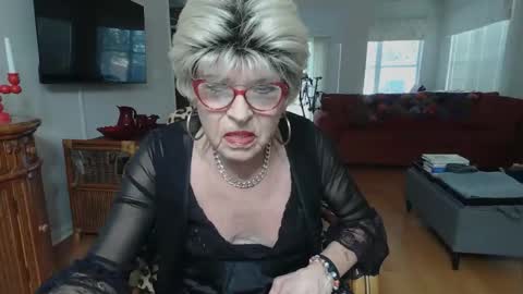 Snapshot of susanandlisa chatting on 01-11-26, 09:53 sexualsusan online show from 01-11-26, 09:53
