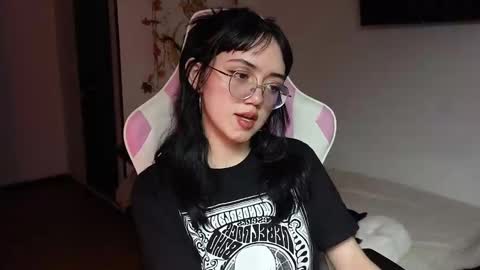 Snapshot of suzumi_ chatting on 12-14-24, 04:42 Jadde online show from 12-14-24, 04:42