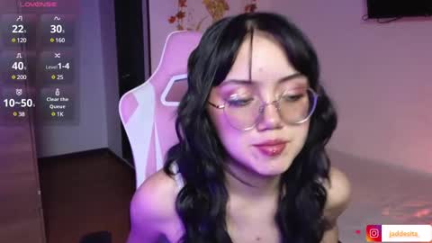 Snapshot of suzumi_ chatting on 01-07-25, 06:35 Jadde online show from 01-07-25, 06:35