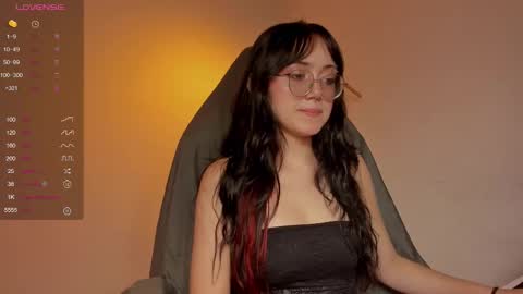 Snapshot of suzumi_ chatting on 11-18-25, 06:51 Jadde online show from 11-18-25, 06:51