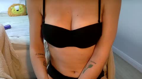 Snapshot of suzysummerrrrrrrrr chatting on 01-25-25, 01:30 The real sugar baby Suzy Summer online show from 01-25-25, 01:30