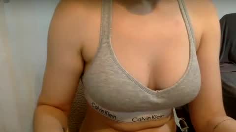 Snapshot of suzysummerrrrrrrrr chatting on 03-10-25, 01:43 The real sugar baby Suzy Summer online show from 03-10-25, 01:43