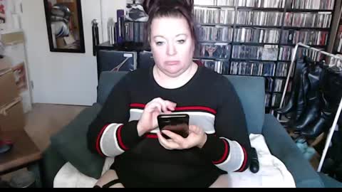 Sweater Queen online show from 01-21-25, 02:59