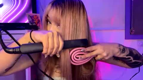 Snapshot of sweeetbabyy22 chatting on 05-23-26, 08:18 Valeria online show from 05-23-26, 08:18