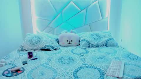 Snapshot of sweeetcruvyx chatting on 11-25-25, 02:00 Nikki model independent online show from 11-25-25, 02:00