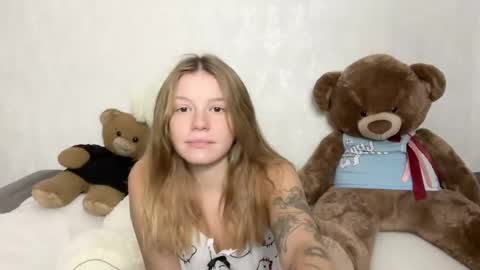 Snapshot of sweet__bunnies chatting on 10-08-25, 06:22 Mia and Robert online show from 10-08-25, 06:22