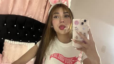 Snapshot of sweet_hannaah chatting on 06-25-26, 02:33 Hannah online show from 06-25-26, 02:33