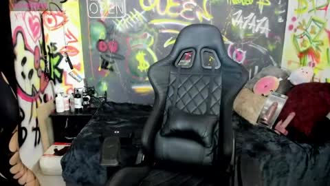 Snapshot of sweet_joint_girl chatting on 05-25-26, 05:19 Dahnna online show from 05-25-26, 05:19