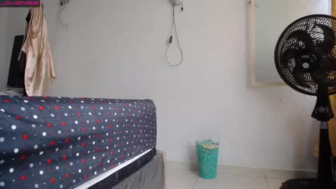 Snapshot of sweet_lady_16 chatting on 01-05-25, 04:16 Lady online show from 01-05-25, 04:16